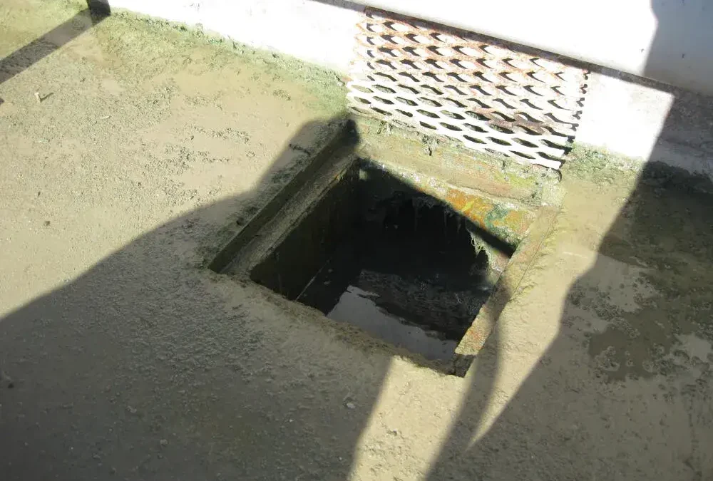 Desentupimento de esgoto em empresas: como evitar contaminações e paralisações